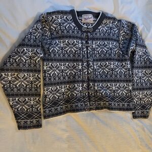 Woolrich Womens Size Small Black And White Sweater With Metal Clasps